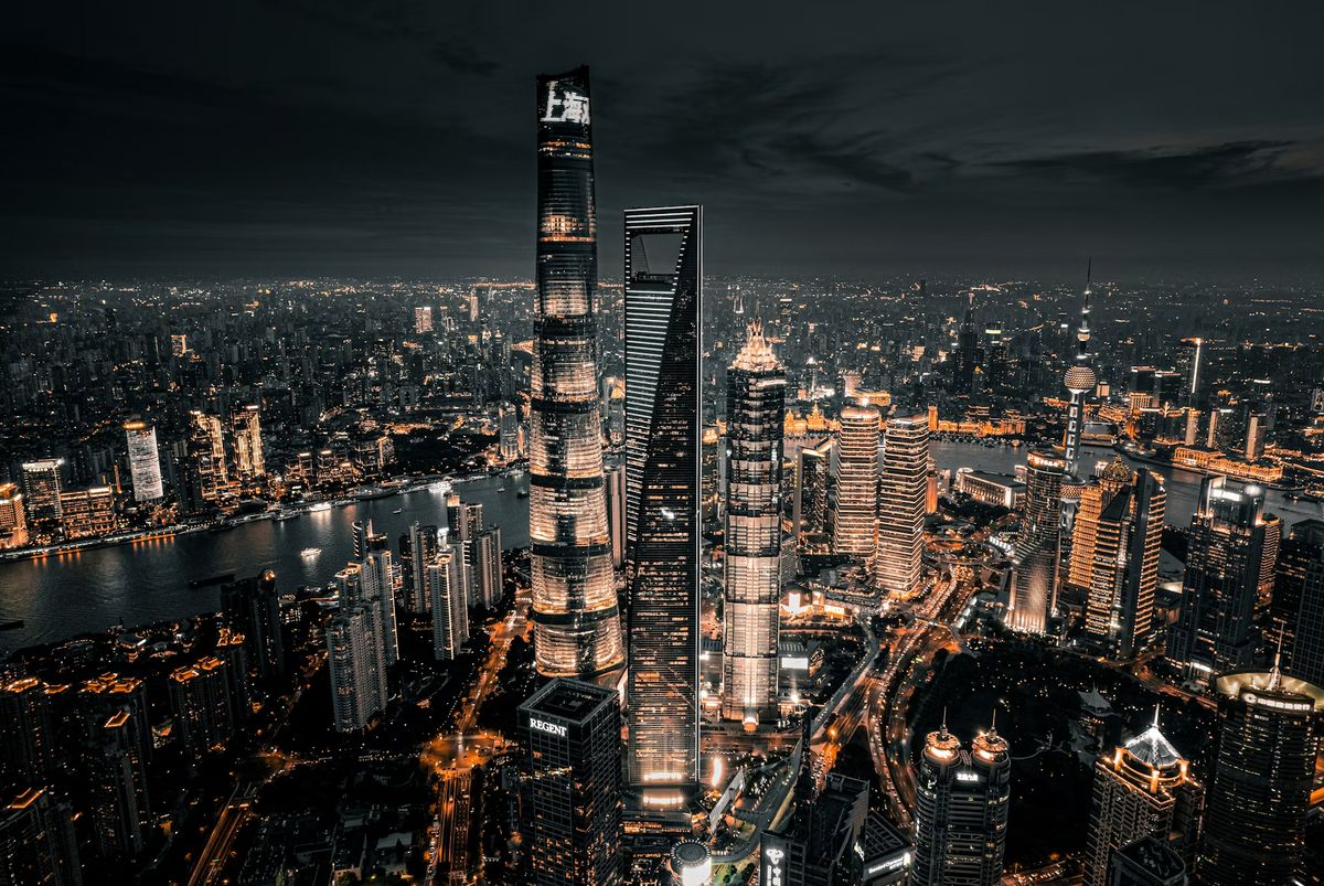 Shanghai Tower und die Hochhäuser von Pudong von oben bei Nacht
